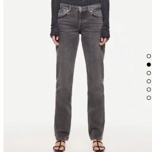 Lågmidjade jeans zara - Helt slutsålda jeans från zara. oanvända med prislapp kvar som säljs pga fel storlek.🦋                          