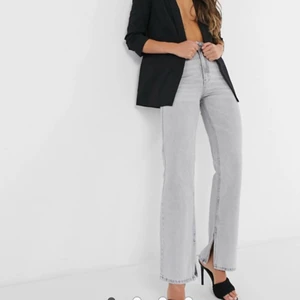 Grå jeans med slits⚡️⚡️ - Super fina helt oanvända jeans med slits i stl 34💓💓, säljer då dem var fel i storlek. Super snygga och trendiga<333köpta på asos 