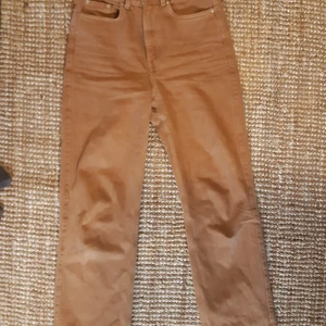 Weekday Jeans Row 26/30 terracotta - Högmidjade Row/Rowe jeans från weekday. Köpta förra vintern och rätt sparsamt använda. Har blivit lite för stora och använder dom sällan. Är orangea/ljusbruna/terracotta, en väldigt snygg färg. Har alltid haft dom uppvikta för dom långa mig men passar nog någon pytte längre än mig som är 164. 