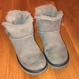 Uggs - Ett par gråa uggs som är köpta för ungefär två år sen men inte använt de på grund av att jag inte tyckte de satt snyggt på mig. Köpta i en affär för 1000kr och de är äkta men eftersom de inte är i perfekt skick säljer jag de för lägre pris:)  har storlek 37 vanligtvis men dessa är 38 och sitter bra på mig och de är varma. 