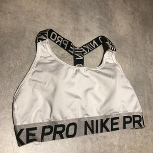 Sport-bh - En vit sport-bh men märket nike PRO. Säljer pga har blivit för liten. Köparen står för frakten.