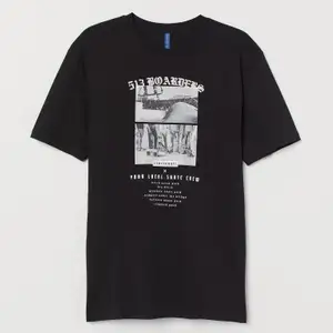 Svart t-shirt med tryck från herravdelningen på H&M. I storlek S. Inga fläckar eller andra defekter. Skriv privat för fler bilder💕