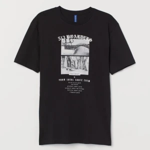 T-shirt med tryck - Svart t-shirt med tryck från herravdelningen på H&M. I storlek S. Inga fläckar eller andra defekter. Skriv privat för fler bilder💕