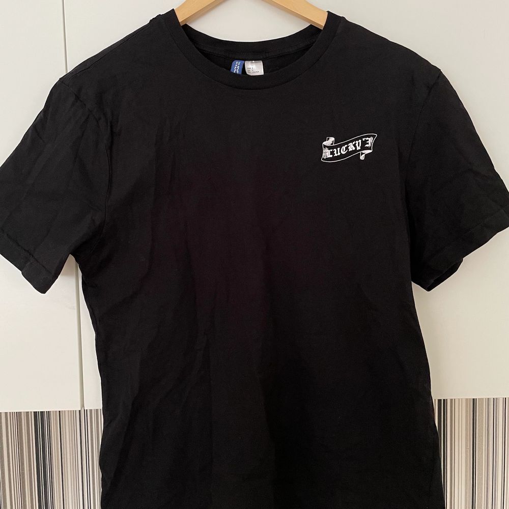 Jätte cool svart t-shirt med vitt tryck på baksidan och liten text på framsidan, där det står ”lucky”😛 Köpt på H&M och bara använd en gång så super skick, finns heller ej att köpa längre! Den är i storlek S, men skulle säga att den är lite oversized på S och sitter bra på M också☺️ Kontakta vid frågor, fler bilder eller om du vill köpa! Köparen står för frakten!. T-shirts.