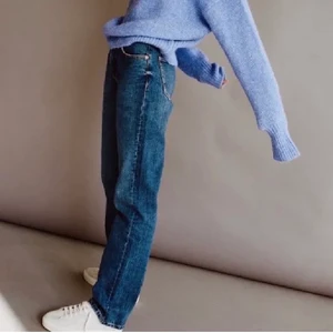 Zara jeans - Super fina blå jeans från Zara. En jättefin modell som är helt slutsålda. Tyvärr var de för små för mig. Utgångspris 200kr. Buda med minst 20kr mellan varje bud i kommentarerna. Frakt tillkommer på 66kr. KÖP DIREKT för 300+frakt⭐️⭐️⭐️