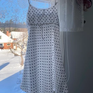Slip Dress (nattlinne) - Så fin slip dress som inte används. Om du har några frågor eller vill se flera bilder är det bara att säga till 😊