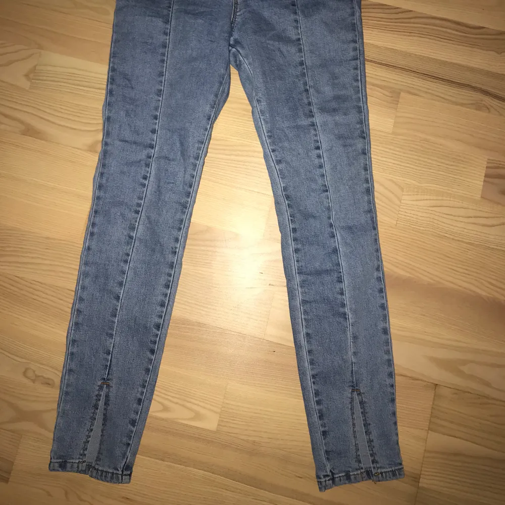 Supersnygga jeans från Nakd. Har en söm i mitten av benen och en slit längst ner. Dessa jeans är slutsålda för länge sen.. Jeans & Byxor.