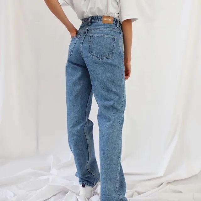Helt oanvända jeans från weekday i modellen Rowe storlek 26/30. Skitsnygga och supersköna med ordentligt hög midja dock för små för mig. Första två bilderna är lånade men kan såklart fixa fler egna ✨ Pris är diskuterbart.. Jeans & Byxor.