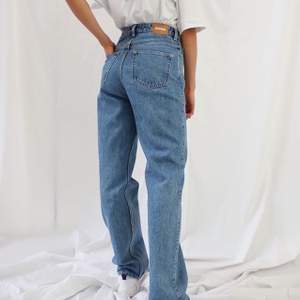 Helt oanvända jeans från weekday i modellen Rowe storlek 26/30. Skitsnygga och supersköna med ordentligt hög midja dock för små för mig. Första två bilderna är lånade men kan såklart fixa fler egna ✨ Pris är diskuterbart.