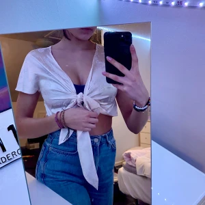 Topp - Söt knyt topp i skimrande rosa. Tyvärr alldeles för stor för mig (som ni ser på bilden) Helt oanvänd. Säljer den för 50kr+frakt 