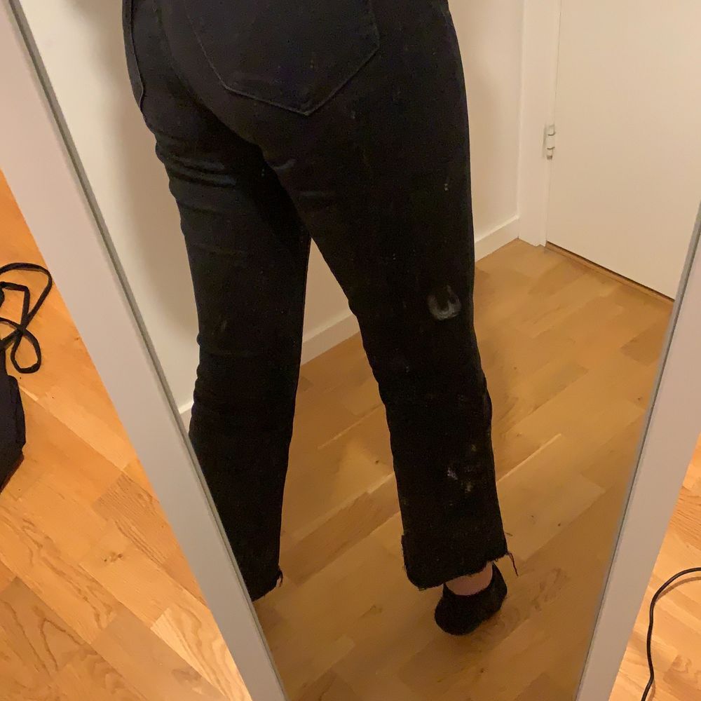 Jättefina svarta kickflare jeans från pull&bear. Använts en del men frf fint skick, färgen kanske bara blivit borttvättad lite men personligen tycker jag det är snyggare då! Enda ”dåliga” är att det finns en liten enkel vit fläck på vänstra låret, det syns dock knappt och jag har fortsatt använda byxorna trots ”fläcken”. Jag är 165cm och brukar använda 34/36.. Jeans & Byxor.