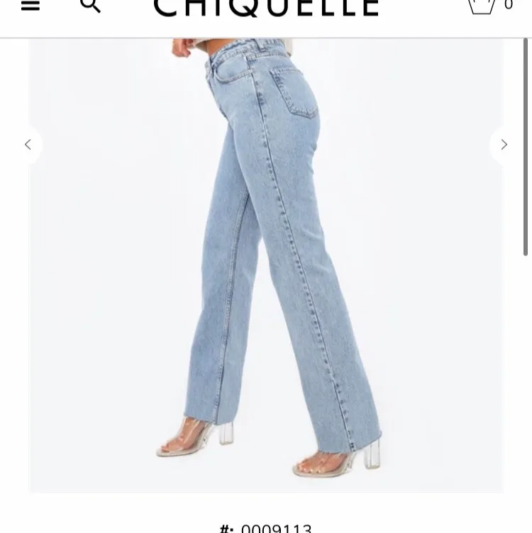 Säljer ett par raka jeans ifrån chiquelle i en fin blå färg, storlek 34. Köpta för 499 säljer för 200. Jeans & Byxor.