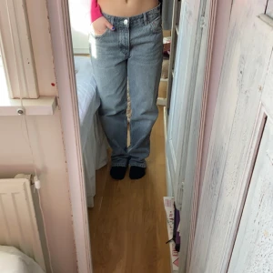 Zara jeans  - Säljer dessa supersnygga gråa jeans som jag köpt på zara. Straight leg .Använda 2 gånger så i toppskick❤️ 200kr+60kr i frakt ☺️