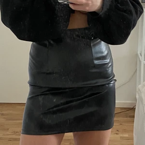 Kjol - Den perfekta kjolen i fake skinn. Har aldrig använt kjolen så den är som ny, har endast tagit bort lappen. Köpt den från Asos. Köparen står för frakten🥰
