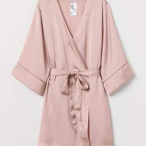 Rosa kimono/morgonrock i satin från hm💗 superfin och lyxig att sätta på dig på morgonen och använd bara ett fåtal gånger✨💗 ✨Kan även tänka mig att byta mot en svart kimono✨ Köparen betalar frakt