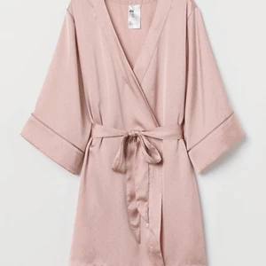 Morgonrock/kimono rosa - Rosa kimono/morgonrock i satin från hm💗 superfin och lyxig att sätta på dig på morgonen och använd bara ett fåtal gånger✨💗 ✨Kan även tänka mig att byta mot en svart kimono✨ Köparen betalar frakt