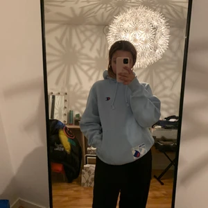 Ljus blå Hoodie  - Köpt för 1 år sen men använt cirka 2 gånger