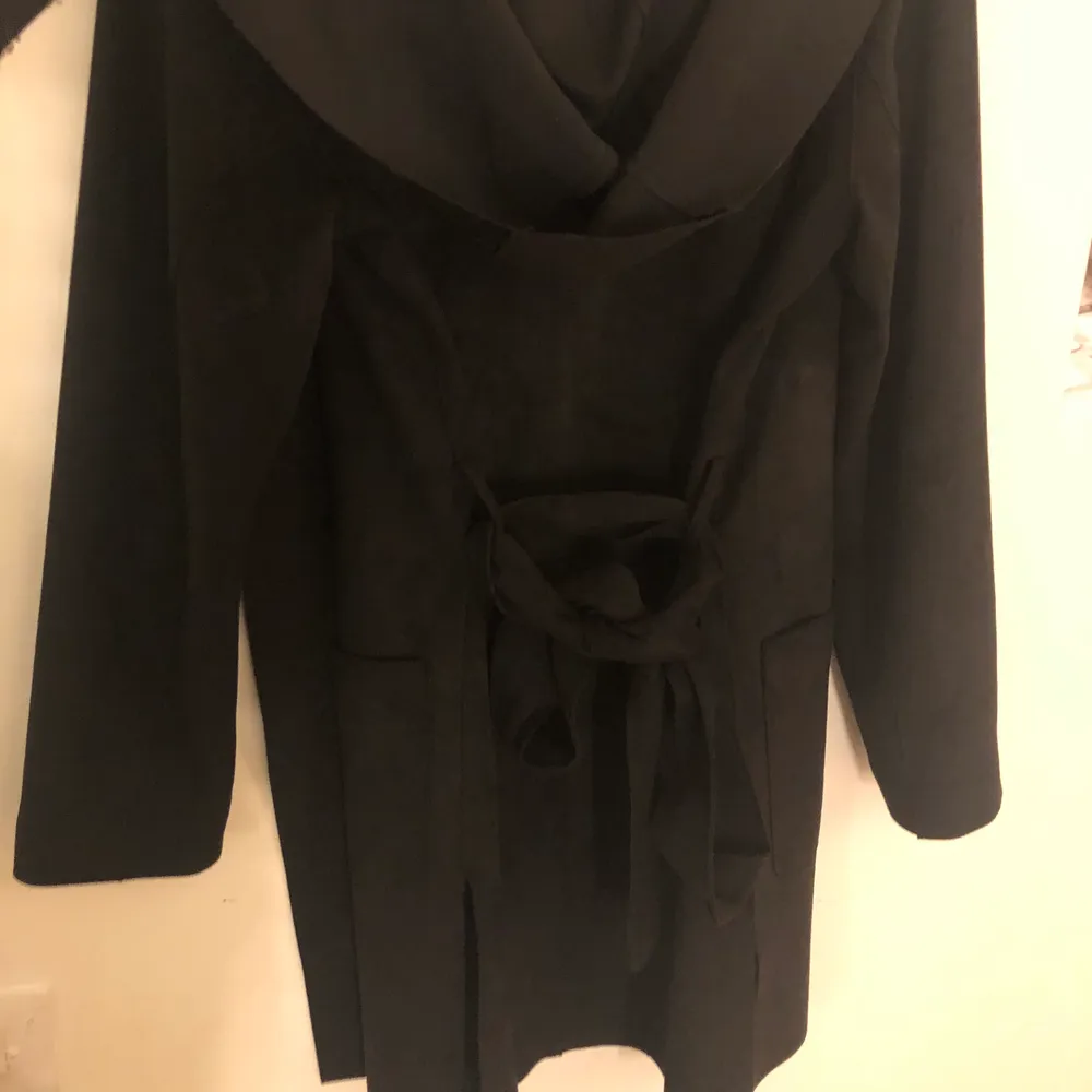 En svart kappa ifrån Zara. Endast använd en gång.           Köparen står för frakten💙. Jackor.