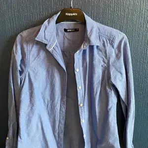 Blå skjorta, använd två gånger Max. Köpte den för 399kr, säljer den för 100kr jag bjuder på frakten