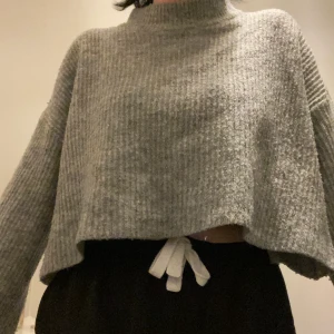Grå långärmad tröja  - Nästan aldrig använt. Jättefin tröja men passar tyvärr it min stil så därför säljer jag den, lite utsvängda ärmar. Skönt material och storlek: S