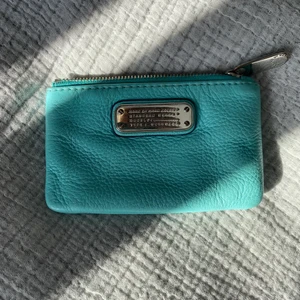 Plånbok/korthållare  - Säljer min söta plånbok från marc by Marc Jacobs. Nästan aldrig använd. Kan även användas till nycklarna 