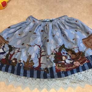 Säljer denna Alice in the wonderland kjol pga den är för liten i midjan på mig :/ den är ganska fluffig under kjolen! Den passar många storlekar bara att den är väldigt liten i midjan!