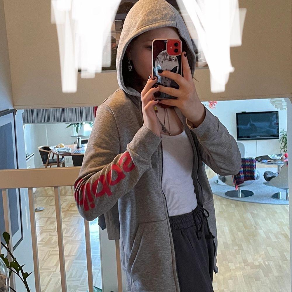 Jättefin Adidas zip up hoodie eller huvtröja i ljusgrå färg med rosa tryck☺️ Använd fåtal gånger så är i mycket bra skick och i storlek S dam. Den är ganska tunn med sköna fickor och perfekt att träna i eller ha till vardags:) Kontakta gärna vid frågor, fler bilder eller om du vill köpa💕 Frakt tillkommer på 62kr!. Huvtröjor & Träningströjor.