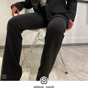 Kostymbyxor  - Mina favorit kostymbyxor från bikbok, säljer dem på grund av att de har blivit försmå. Frakten ingår i priset:)) jag är 1,60