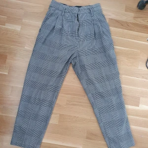 Rutiga byxor - Gråa rutiga byxor ♡ köparen står för eventuell frakt♡