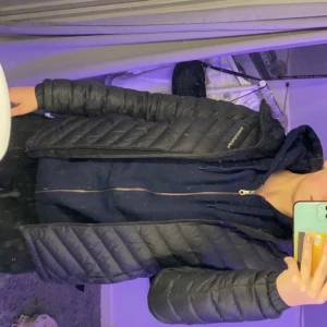 Peakperformace jacka  - En peakperformance jacka i st xs. Bra skick 🤍 Buda i kommentarerna. Skriv om du vill ha fler bilder eller information.