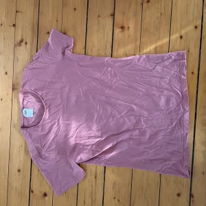 Rosa-aktig t-shirt - Från zara. Jag lovar 