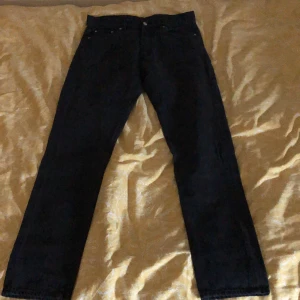 Weekday Jeans - Hej! Säljer nu ett par weekday byxor, dom är i lagom skick och jag har inte använt dom på något år. Köpte dom på Weekday i Köpenhamn för 500kr( några frågor bara att skriva☺️💚)