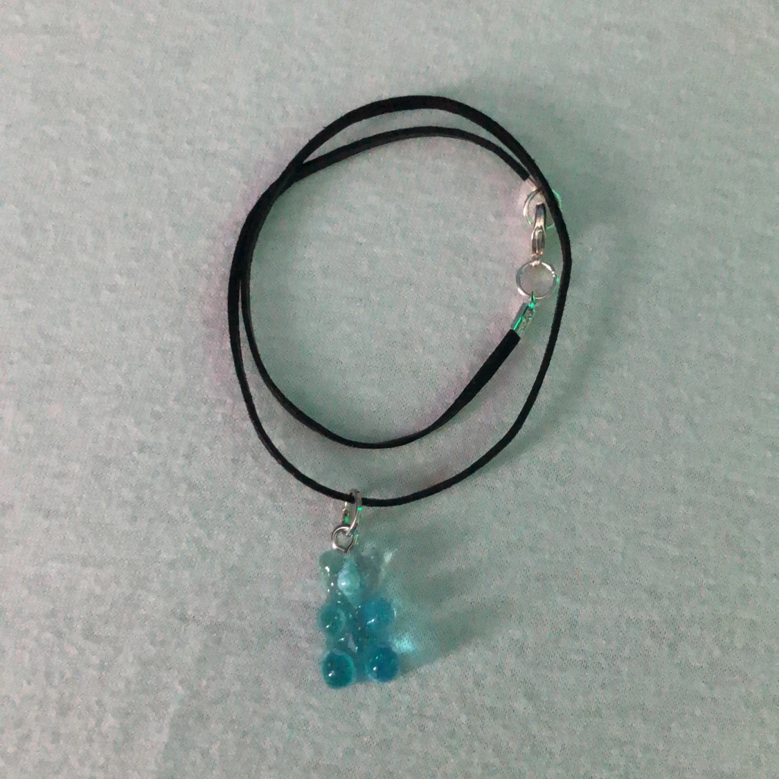 Blå gummibjörns armband 