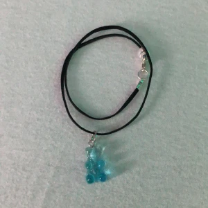 Blå gummibjörns armband  - Fin accessoarer till blå klädstilar💙