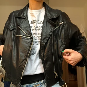 Skinnjacka - Asball lite croppad vintage skinnjacka med silverdetaljer😎