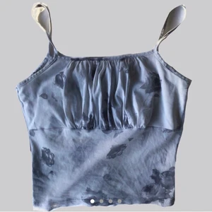 vintage jaqueline de young mesh topp - vintage Jacqueline de Young grå crop top! har en grå rosdetalj 💋💋 det hela ser igenom förutom bystdelen som har ett foder! tag säger storlek M, men jag är storlek S och det passar mig perfekt! lamna bud! gratis frakt !!