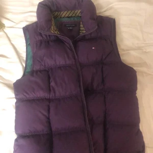 Tommy Hilfiger Dunväst STL M - Köpt på plick tidigare, har aldrig blivit använd pga att de inte är min stil så säljer vidare till någon med mer användning av den!! 500 + frakt❤️
