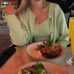 Grönt linne - Jättefint grönt linne som är lite för litet för mig :( använt 2 ggr! Köparen står för frakten 