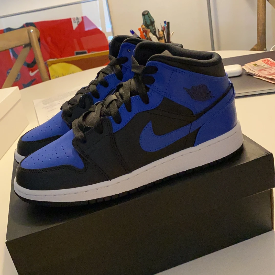 Jordan 1 mids ”hyper royal”