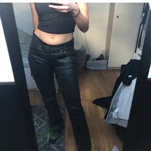 Jeans - (Lånade bilder) Skitsnygga, långa och och lådmidjade jeans ifrån Piece. Köpte här på Plick för 260 men passade tyvärr inte. Dom är svarta med lite glansigt material, svinsnygga och trendiga!