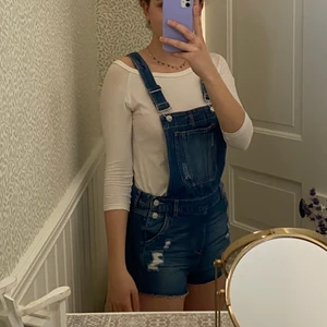 Hängselbyxor i jeanstyg - Säljer mina fina hängselbyxor pga inte längre min stil. Dom är från HM och är använda ett fåtal gånger, så i fint skick!👍 Är i strl 38 men skulle snarare säga 36. Priset är exklusive frakt. Hör av dig vid frågor! Om fler är intresserade sker budgivning i kommentera💕