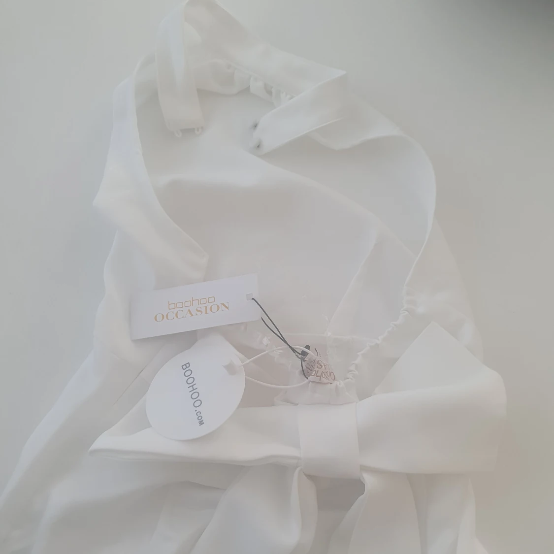 Långklänning i satin med hög hals och rosett bak, petite. Oanvänd. - 91