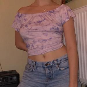 Hollister-top! - Ett jättskönt offshoulder-linne med jättesnyggt tyg! Helt oanvänt från hollister! Kan mötas centralt! Frakt ingår ej!