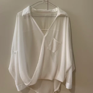 Top i storlek m - Tops i storlek m, fin skick, finns hämta i Stockholm, kan även skicka via post