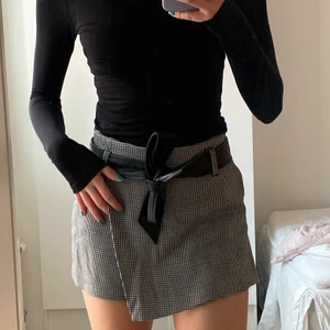 Shorts zara - Rutiga shorts/kjol med band i läderimitation! Även snygg med strumpbyxor !😍