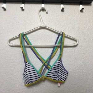 Victoria’s Secret bikini - Säljer min favorit bikini från Victoria’s Secret eftersom den bivit för liten😢 Bikinibanden bildar ett kors i ryggen vilket gör den unik och superfin! 💕 Använd ett fåtal gånger och är därför i jöttebra skick!💭