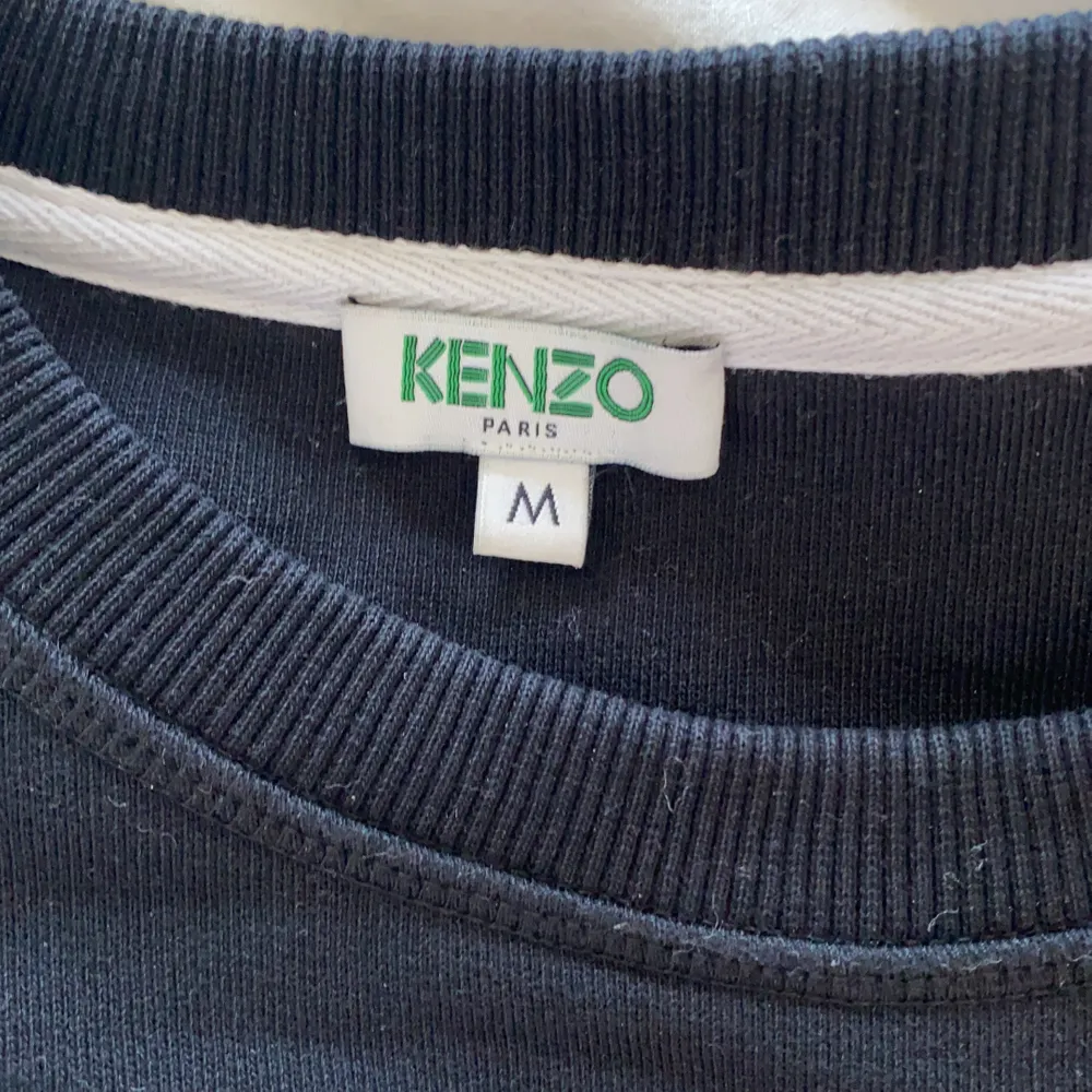 Säljer nu min kenzo tröja som jag köpte i london september 2018. Dock har jag inte använt den mycket alls. Så den är i extremt bra skick. Kvitto finns och den köptes för 185 pund vilket är ca 2100 kr. Mitt pris-1000. Tröjor & Koftor.