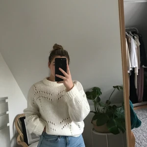 Söt stickad tröja - En jättefin vit stickad tröja i strl L. Köpare står för frakt🌸