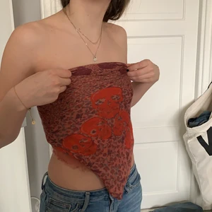 Zadig & Voltaire-sjal - Snygg sjal från Zadig som går att använda som tröja eller som sjal. Går att stylea på olika sätt! Inköpt för tre år sedan, säljer för 150 kronor.