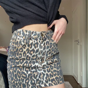 Jeanskjol  - Jeanskjol i leopardmönster från pull & bear. Jättefint skick. Köparen står för eventuell frakt